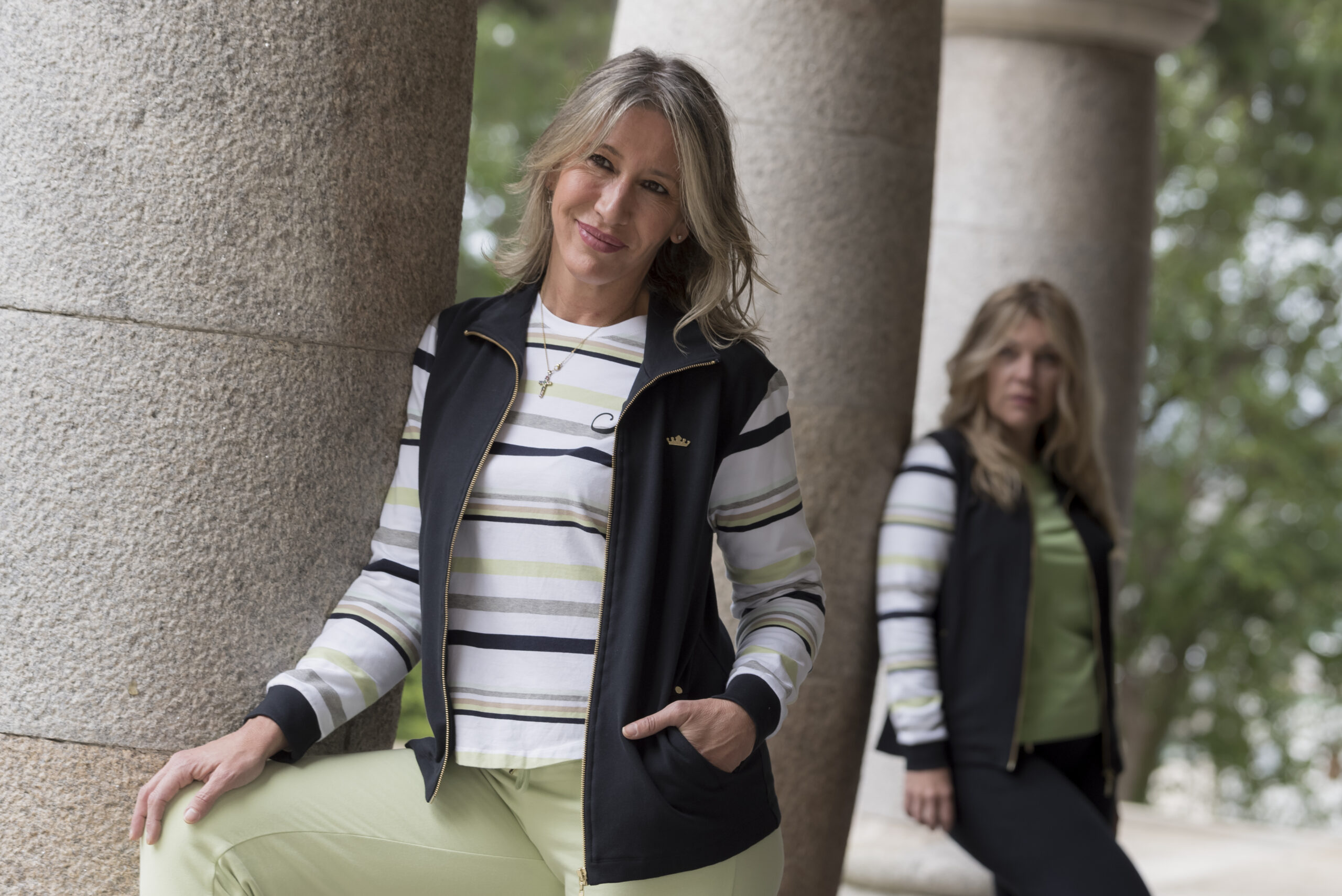 CHAQUETA ESTILO CHALECO MANGAS RAYAS. - Imagen 2