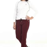 MUJER EN FONDO BLANCO CON UN PANTALON DE CUADROS NEGRO Y ROJO Y UN POLAR BLANCO CON PESPUNTES NEGROS