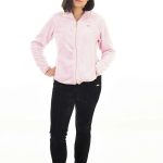 MUJER EN FONDO BLANCO CON UN PANTALON NEGRO Y UNA CHAQUETA ROSA PALO DE TEJIDO PELUCHE