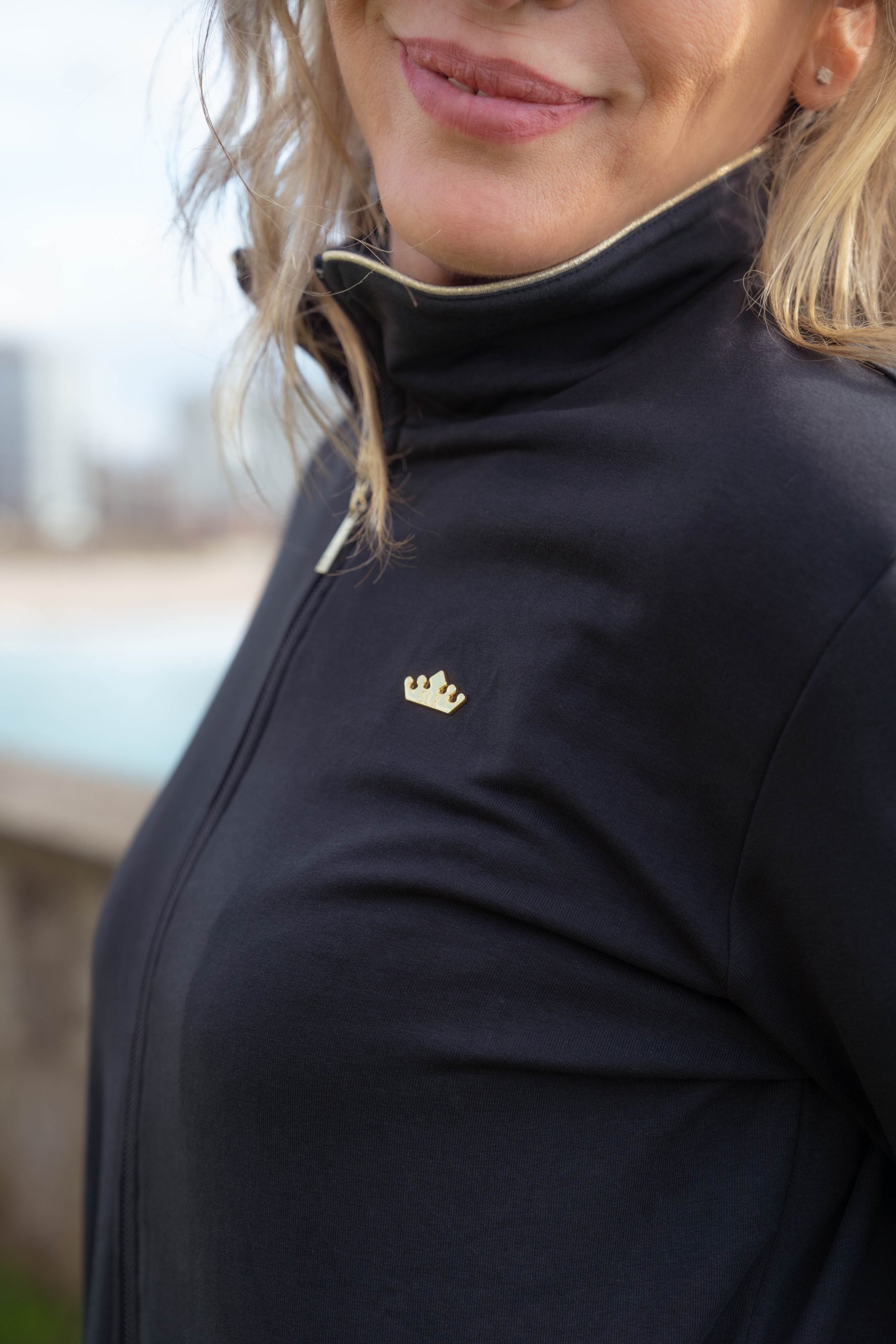 detalles de la chaqueta con nuestro logo en fornitura dorada