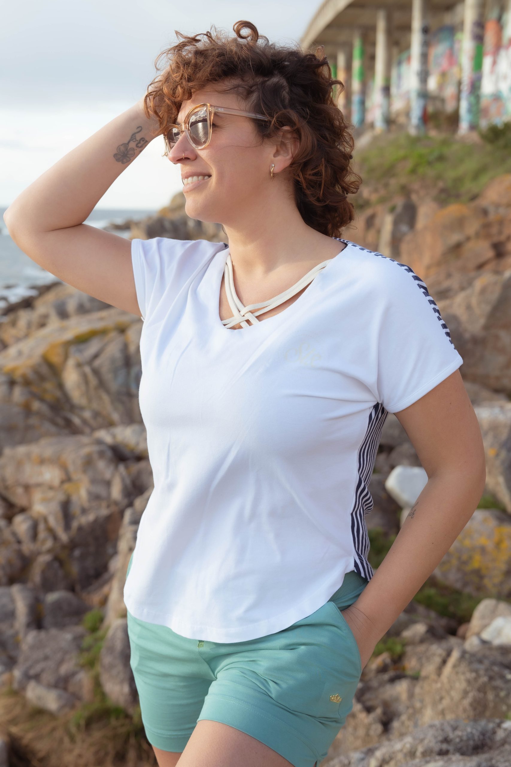 CAMISETA CRUCETA CUELLO PICO - ESPALDA RAYAS