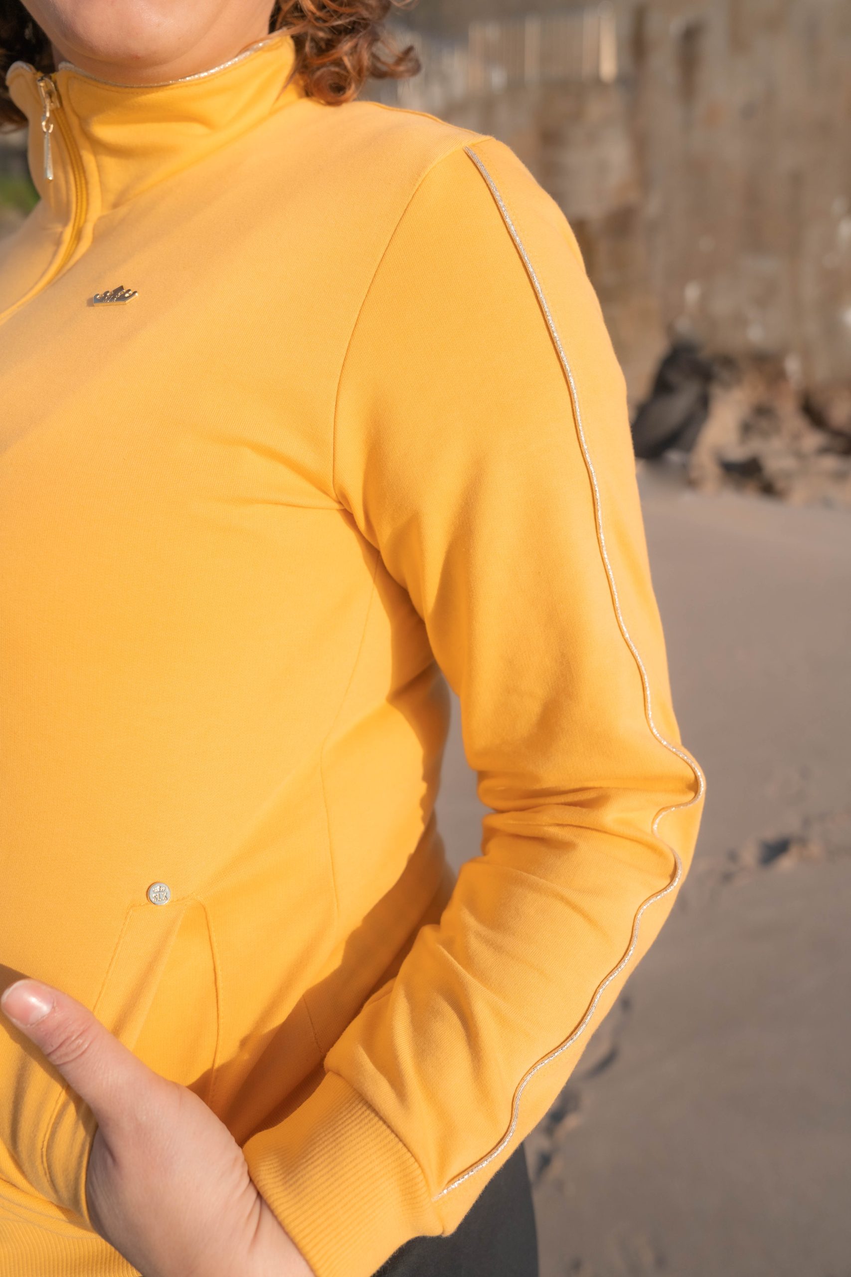 CHAQUETA CON VIVO DORADO EN CUELLO Y MANGA - Imagen 3