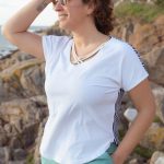 CAMISETA CRUCETA CUELLO PICO - ESPALDA RAYAS