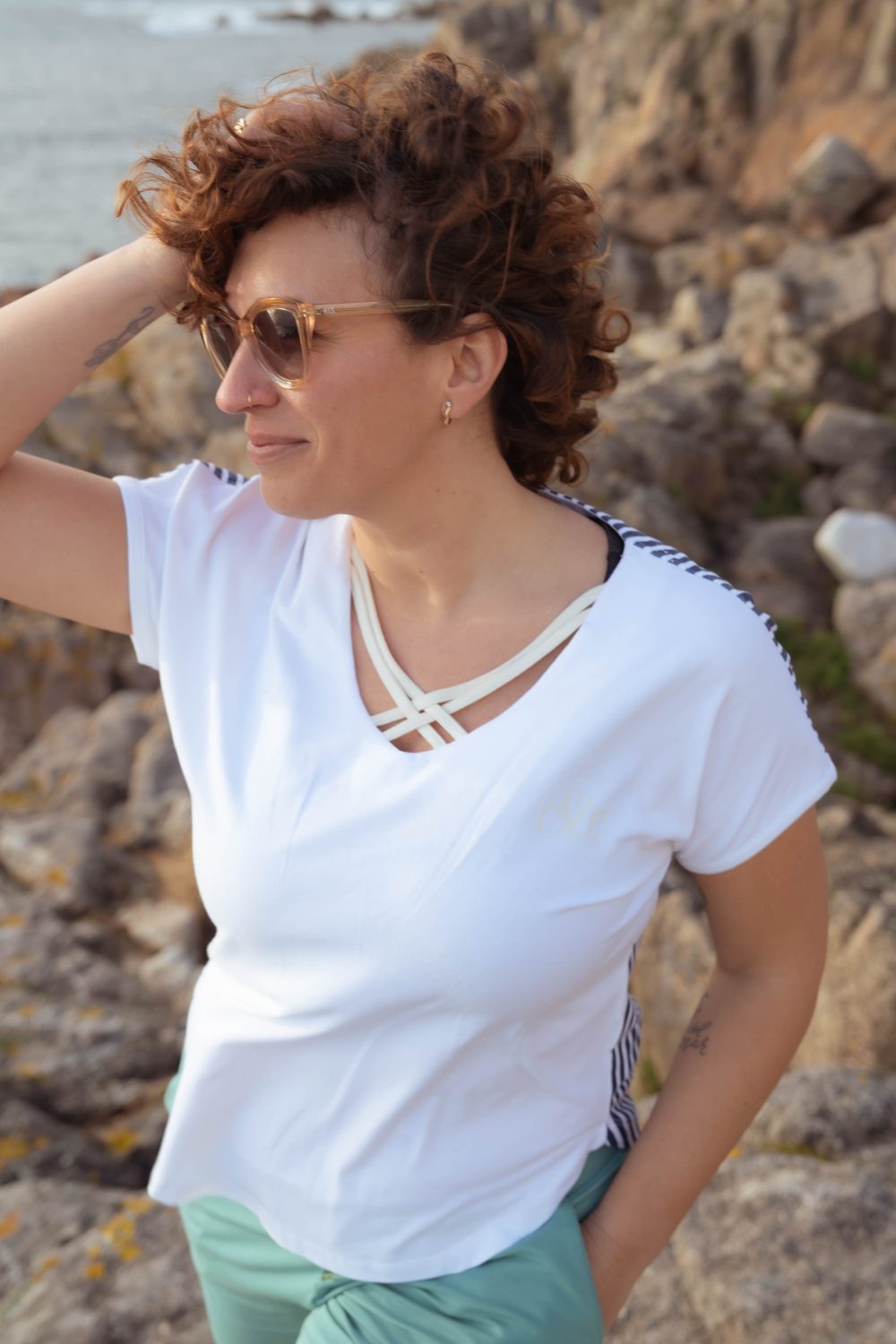 CAMISETA CRUCETA CUELLO PICO - ESPALDA RAYAS - Imagen 2