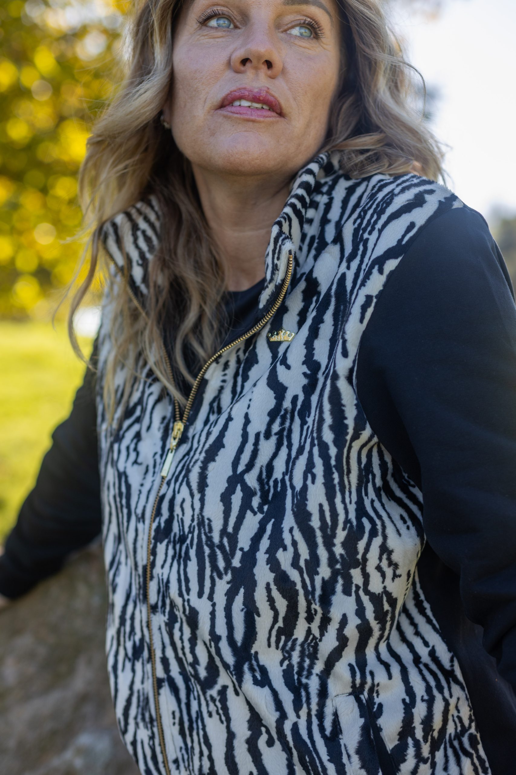 CHAQUETA INVIERNO DE PELO ESTAMPADO CEBRA - Imagen 2